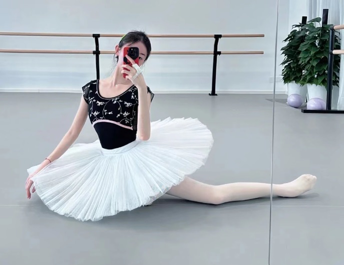 バレエ レオタード 大人 キャップスリーブ 半袖 胸元刺繍入り