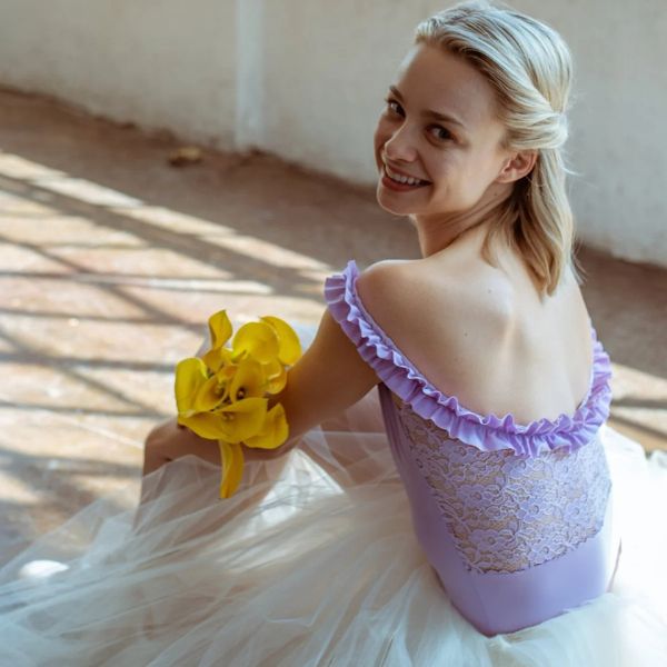 美品！　シャオシャオ　Xiaoxiao NewYork レオタード　Mサイズ xiao xiaoニューヨーク。フリル付きオフショルダー レオタードM